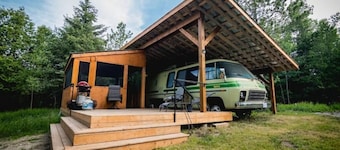 Unique Glamping RV on 100 acres 1 hr from Toronto