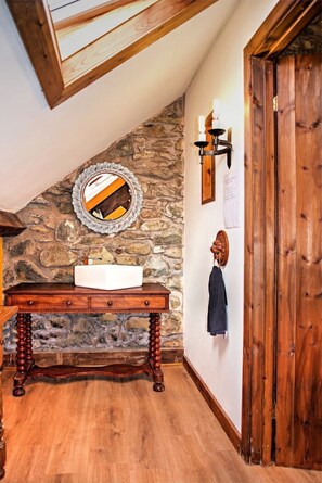 Interior - Stunning, historic holiday apartment  (Criccieth)