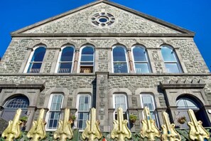 Exterior - Stunning, historic holiday apartment  (Criccieth)