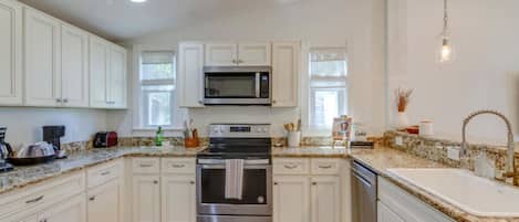 雪櫃、微波爐、焗爐、爐具