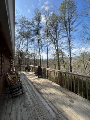 Property grounds - Chalet Cabin, Mountain Views, Spa tub near Helen with hiking trail to creek (Sautee Nacoochee)