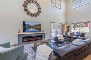 TV, fireplace - Big Bear Mountain Getaway (Big Bear)