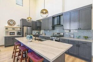 Fridge, microwave, oven, stovetop - Big Bear Mountain Getaway (Big Bear)