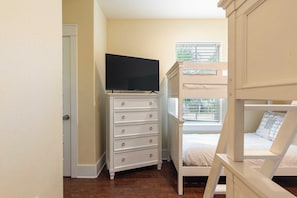 A bedroom with a bunk bed, a dresser with drawers, a flat-screen TV, and a window with blinds. - Amalfi Breeze by Avantstay Walk to the Beach, Luxe Design (Miramar Beach)