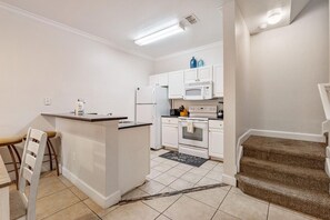 Fridge, microwave, oven, stovetop - Cozy 3BDR house near Disney (Kissimmee)