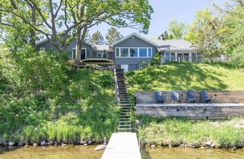 Round Lake Family Retreat, Hot Tub, Sauna & Pontoon