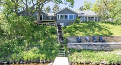Round Lake Family Retreat, Hot Tub, Sauna & Pontoon