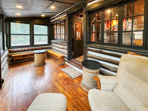 Modern Luxury Meets Rustic Charm - Cozy Log Cabin