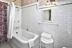  milieuvriendelijk toiletgerief, een haardroger, handdoeken, zeep
