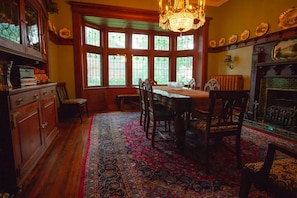 Dining - The Butchart Estate: heritage mansion by Georgian Bay (Owen Sound)
