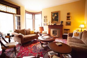 Téléviseur connecté, foyer, livres, imprimante