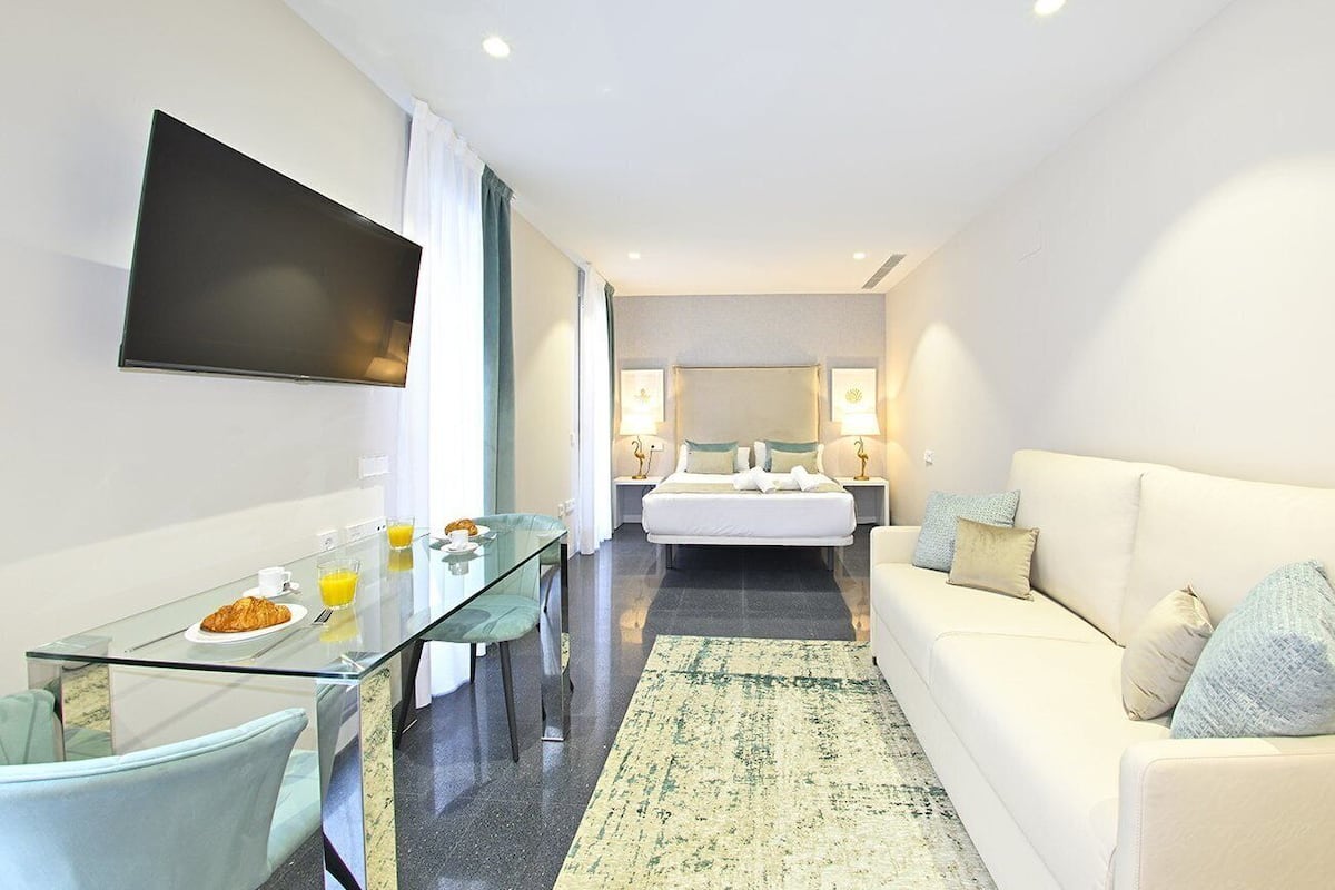 1 habitación, cubrecamas, tabla de planchar con plancha y wifi gratis