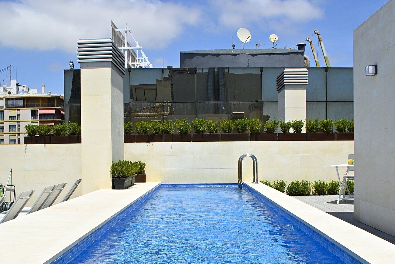 室外游泳池，日光浴躺椅