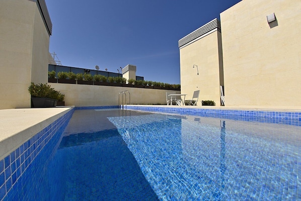 Piscina externa, espreguiçadeiras