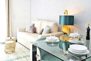 Apartamento junior, 1 habitación, balcón | Edredones de plumas, tabla de planchar con plancha, wifi gratis