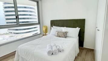 3 habitaciones, escritorio y tabla de planchar con plancha