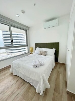 3 habitaciones, escritorio y tabla de planchar con plancha 