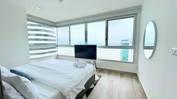 3 quartos, escrivaninha, ferros/tábuas de passar roupa, berço de viagem