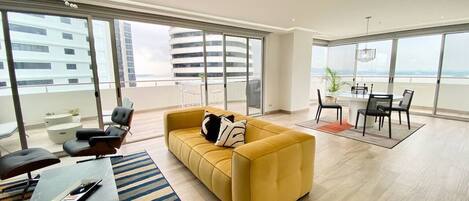 Smart-TV, bordtennis og stereoanlegg