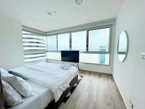 3 bedrooms, iron/ironing board, travel cot, free WiFi - Luxury Loft at Santana Lofts with BBQ & Parking (Guayaquil)