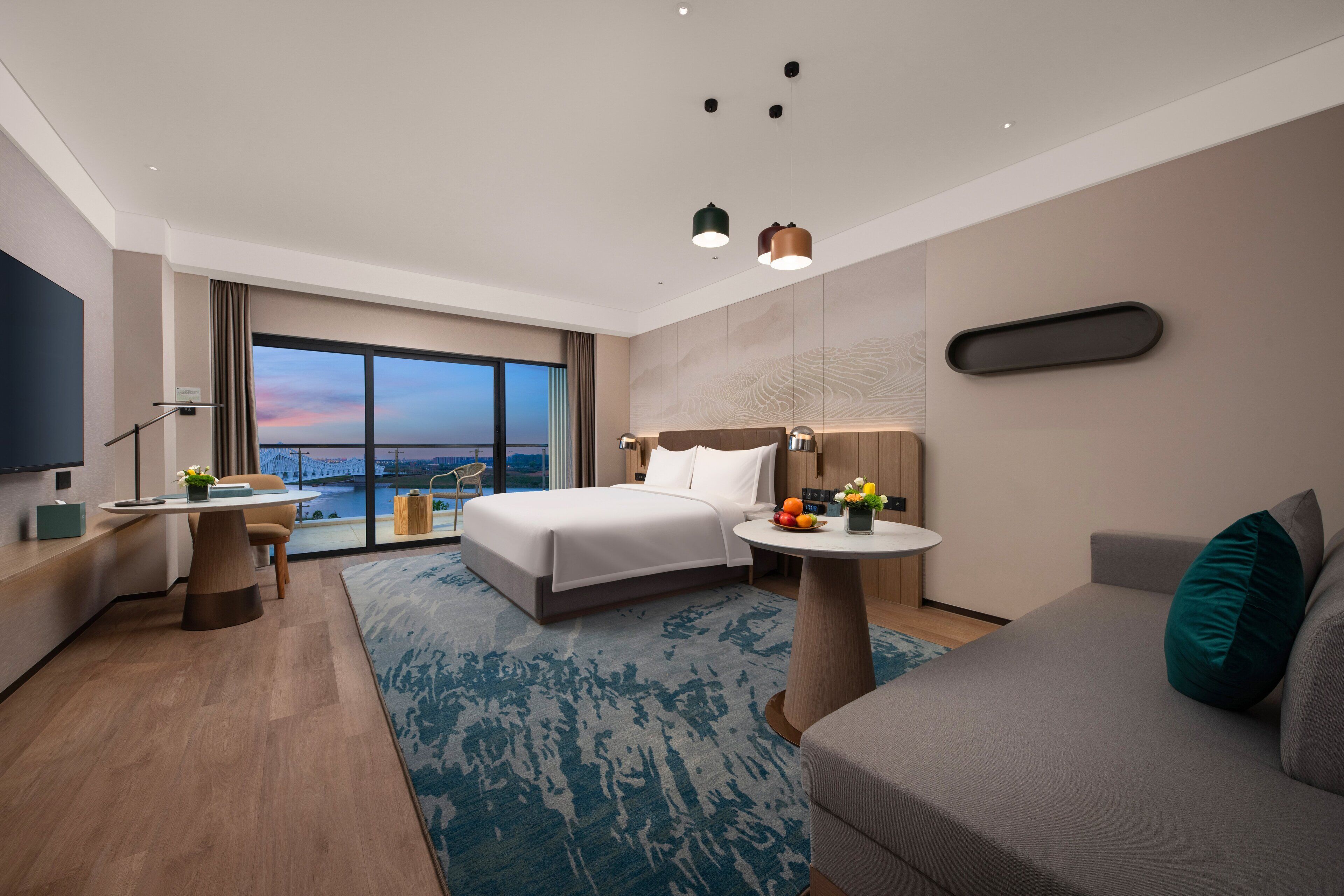 Premium Room, 1 Katil Raja (King), River View | Gebar bulu kapas, bar mini, peti besi dalam bilik 