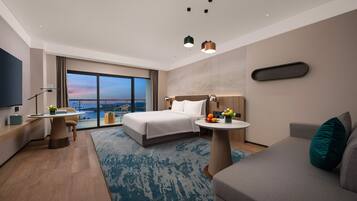 Premium Room, 1 Katil Raja (King), River View | Gebar bulu kapas, bar mini, peti besi dalam bilik