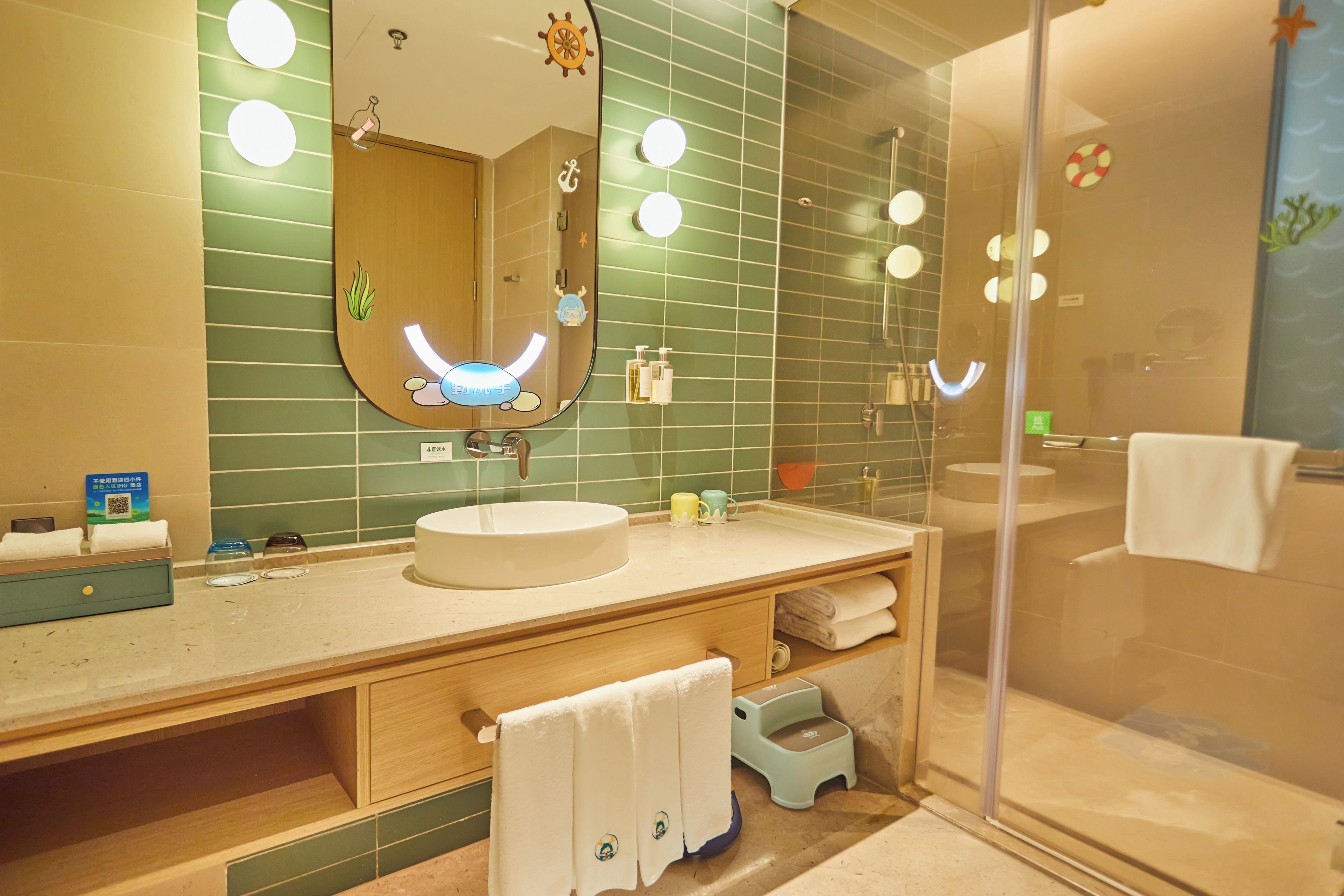 Un baño con un espejo grande, un lavabo y una zona de ducha.