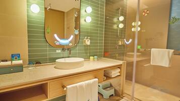 Un baño con un espejo grande, un lavabo y una zona de ducha.