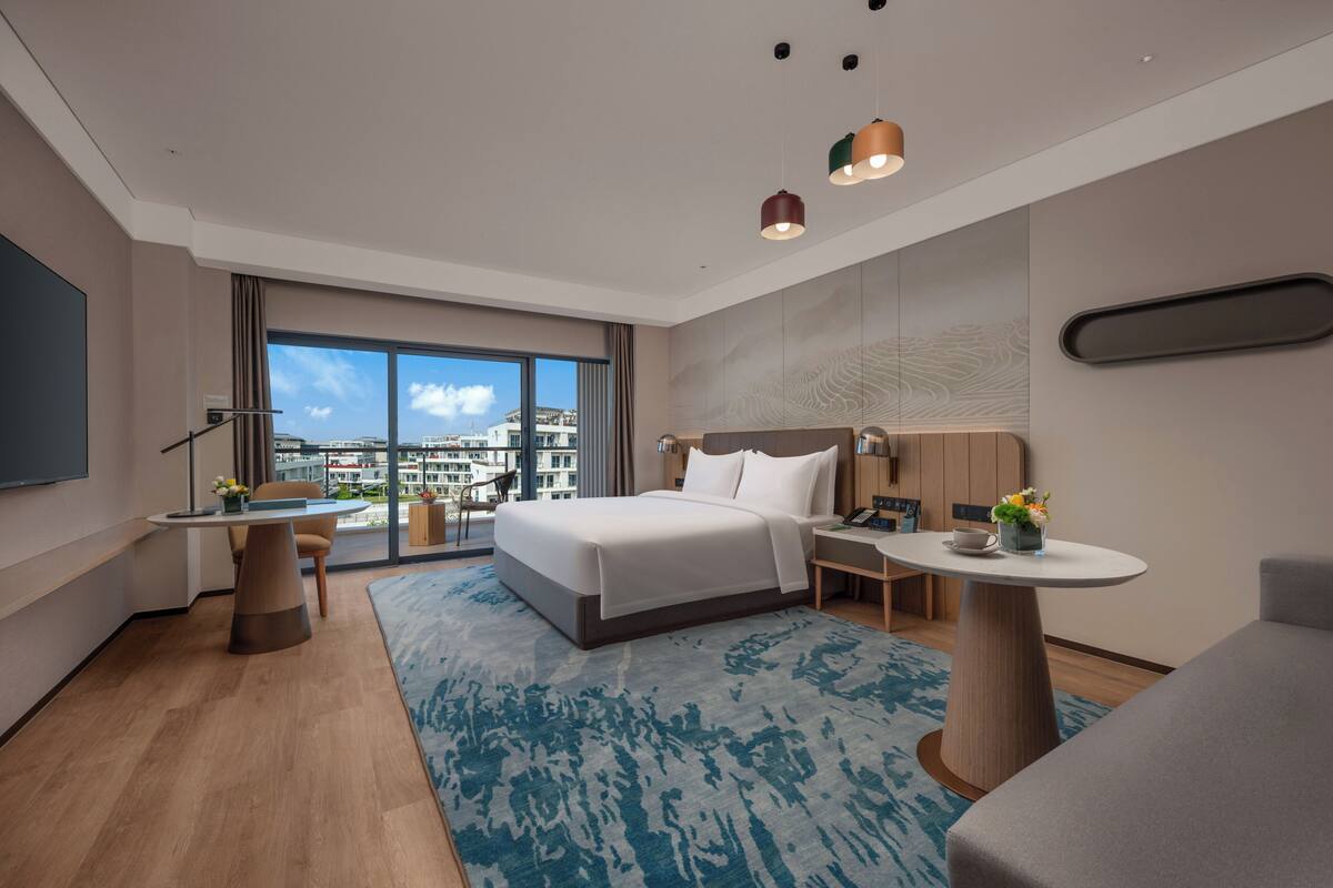 Down comforters, minibar, in-room safe, laptop workspace