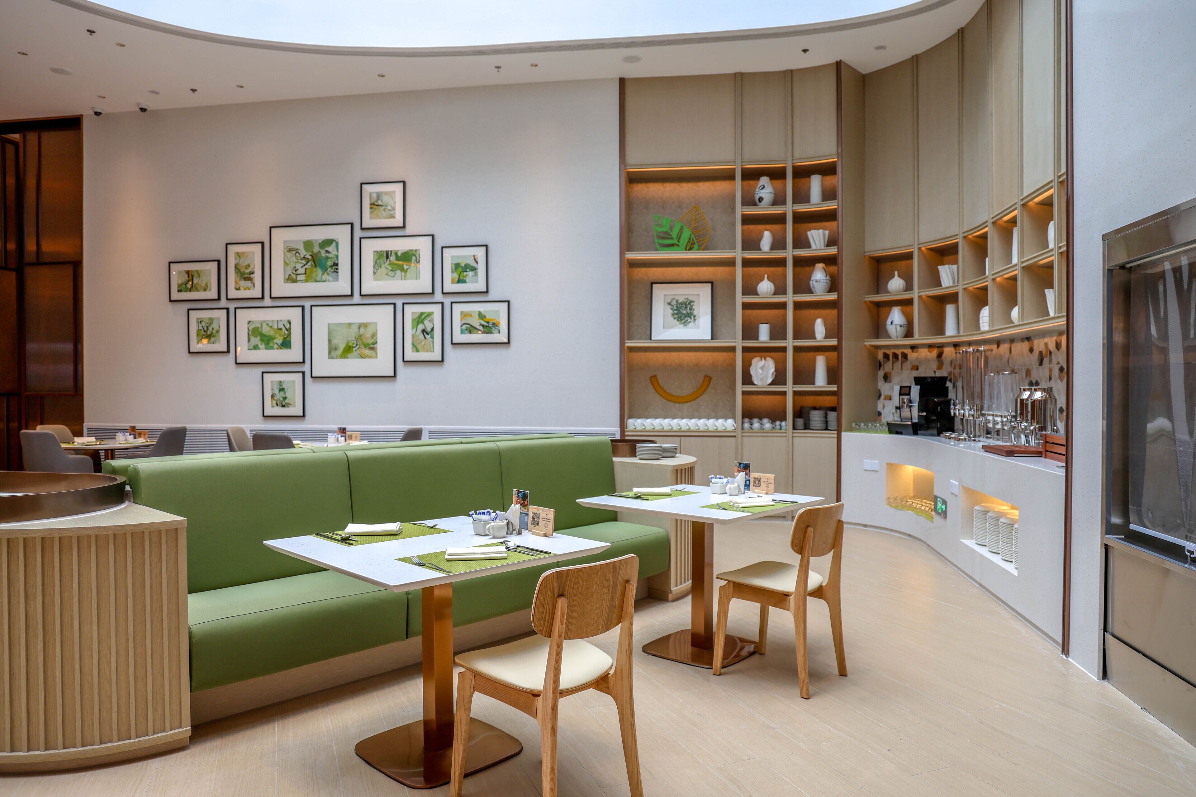 Daily buffet breakfast (CNY 98 per person)