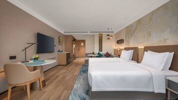 Una habitación de hotel moderna con una cama grande, un escritorio, una silla y un televisor.