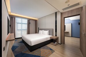 Phòng Suite, 1 phòng ngủ | Bộ đồ giường cao cấp, chăn bông, bàn, màn/rèm cản sáng 