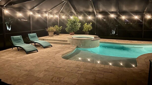Una piscina al aire libre, una piscina climatizada