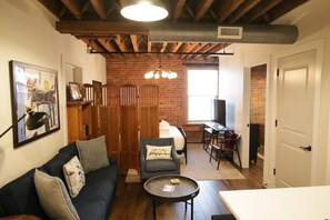 1 bedroom, desk, iron/ironing board, WiFi