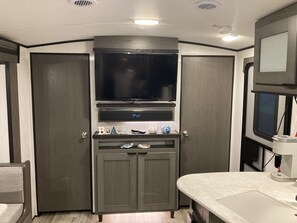 Interior - Beautifull sun sets enjoy the views of the canal. Fish and catch crabs!!! (Gilchrist)