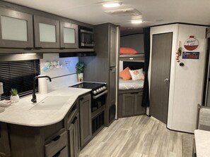 Private kitchen - Beautifull sun sets enjoy the views of the canal. Fish and catch crabs!!! (Gilchrist)