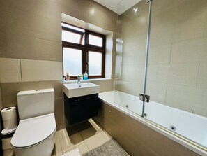 Bathroom - Spacious 6 Bed House in Wembley (Wembley)
