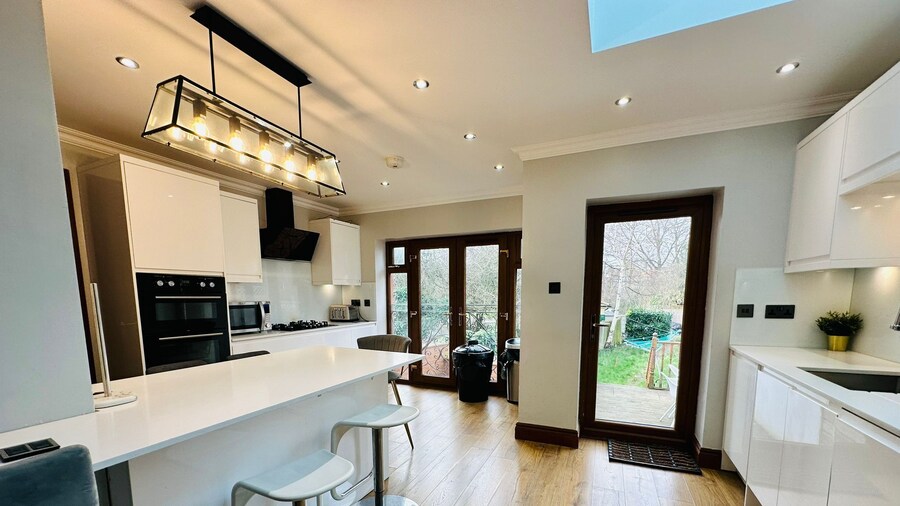 Spacious 6 Bed House in Wembley