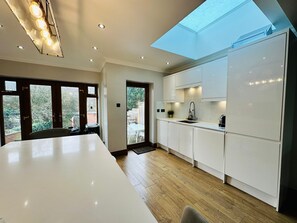 Deluxe Penthouse | Private kitchen | Full-size fridge, microwave, oven, stovetop - Spacious 6 Bed House in Wembley (Wembley)