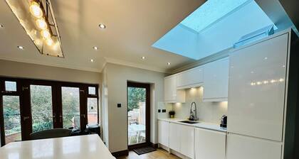 Spacious 6 Bed House in Wembley