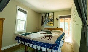 2 bedrooms - Unique Private Lodge one hour from Toronto. (Blackstock)
