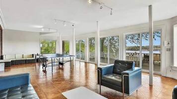 Televisor intel·ligent i taula de tennis de taula