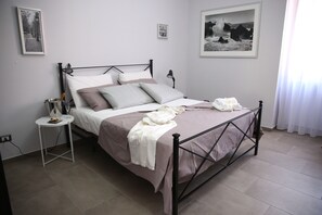 1 kamar tidur, kedap suara, dan setrika/meja setrika