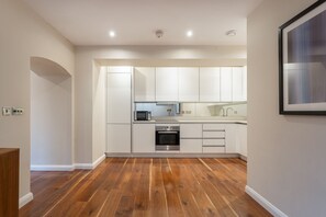 Apartment | Private kitchen | Fridge, microwave, oven, stovetop - Beautiful 2-bed Apartment in London (London)