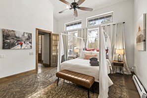 3 bedrooms, in-room safe, iron/ironing board, travel cot - Flagstaff Retreat w/Mountain Views: Fire Pit, Hot tub, Fireplace, Near Snowbowl (Flagstaff)
