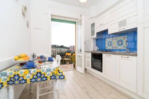 Microwave, oven, stovetop, electric kettle - Cozy central apartment (massa lubrense)