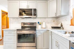 ثلاجة، ميكروويف، فرن، موقد طهي مسطح