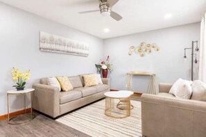 Smart TV - Entire Private Family Home - Minutes to Expo Center, Bourbon Tours, Derby (Louisville)