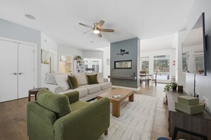 TV connectée, cheminée, écrans d'ordinateur