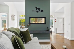 TV connectée, cheminée, écrans d'ordinateur